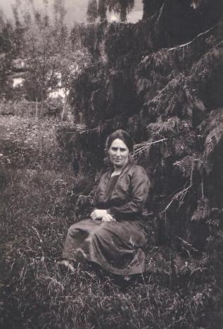 Marguerite, la jeune épouse du peintre, au fond du jardin...